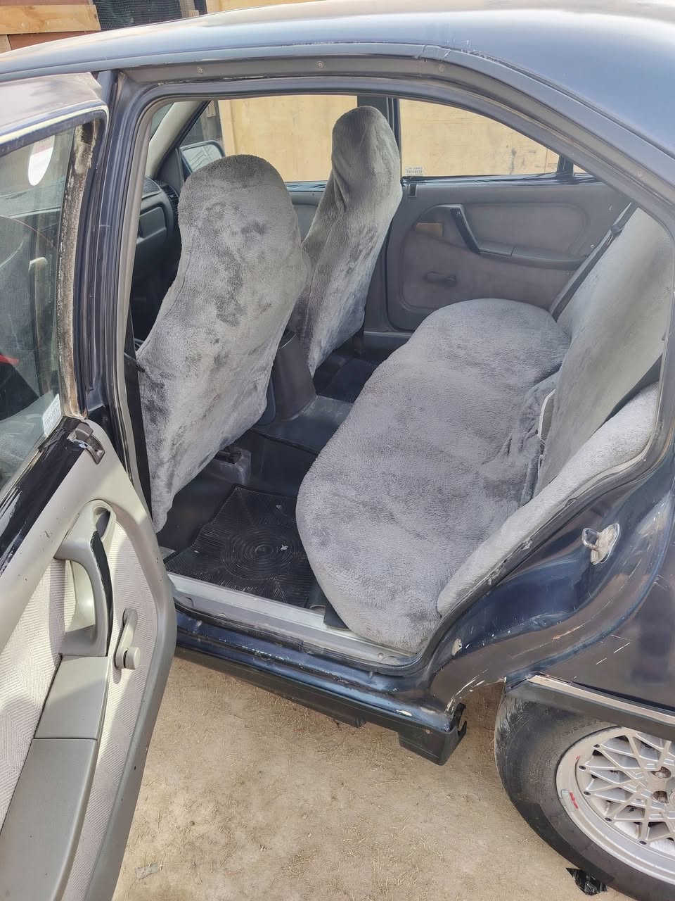 اوبل اوميكه للبيع موديل 91سياره حلوه خارج وداخل مكينه الفين جديده مال حاويه صدره خلفي وامامي جديد قبل سبوع شاده سعر 30 قفل بدون معامله خابرني تحويل ثاني يوم سياره جاهزه من كلشي اطلع وين يعجبك  *********** مكان السياره الرمادي
