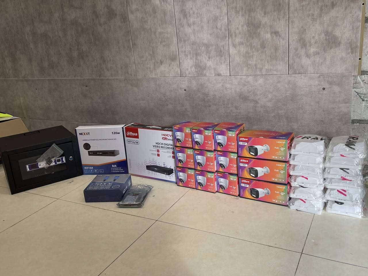 اعمالنا في بغداد حي حطين

منظومة 12 كاميرات تجميع بأعلى المواصفات
مع خاصة الذكاء الاصطناعي 

خاصة الذكاء الاصطناعي هي:-
1️⃣ - تصوير اي شخص يصلك قرب المكان بصورة خاصة صوت 
     وصورة ولقطة فديو ١٠ ثواني .
2️⃣-ممكن تحديد الأشخاص المخولين من قبل النظام بعد 
       ادخال بيانات من قبل المستخدم.
3️⃣-تفعيل إرسال صور الأشخاص على الهاتف.
4️⃣- حفظ صورة آخر شخص كان بالموقع قبل فقدان او 
         سرقة جهاز وإرسالها على الهاتف

منظومة دهوا دقة 5 ميكا فول كلر صوت وصورة 

📌المواصفات
🔺16 كاميرات دقة 5 ميكا فول كلر صوت وصورة دهوا اصلي
     دبل لد ( تصوير ليلي نهاري ملون حتى بدون انارة)

 🔻ديفيار 16 جنل دقة 5ميكا نوع دهوا يشغل كل انواع 
      الكاميرات ويدعم تسجيل الصوت مع تصوير الوجوه 
     والتعرف عليها بالذكاء الاصطناعي 

🔻هارد 4 تيرا اصلي .

🔺كيبل رولة 250م مسلح ونحاس ومقاوم كافة الظروف 
       الجوية دبل تسليح.

🔺جهاز يو بي اس نوع ليثيوم اصلي يشغل منظومة الكاميرات 
     مع منظومة الانترنت ٣ ساعات حقيقي ويعتبر جهاز حماية 
     ومنظم فولتية وتلغي كافة المحولات

🔻بوكسات عدد 16 خاصة بالكاميرات لحماية الفيش من 
     الرطوبة والعبث وتعطي شكل لائق للكاميرات

🔻فيش كامله خاصة بالكاميرات

🔺راك حديد لحفظ المنظومة من العبث والتلاعب 

🔺كيبل اج دي مسلح

🔻ستاندات ثقيل متغير من 60/120سم 

🔻ماوس واير ليس نوع رابو

🔻 ربط المنظومة على الانترنت وتراقيب وانت باي 
     مكان بالعالم

🔺ضمان سنه حقيقي

🔴لمزيد من المعلومات مراسلتنا على الخاص او الاتصال على الرقم
***********
***********مهندس محمد
