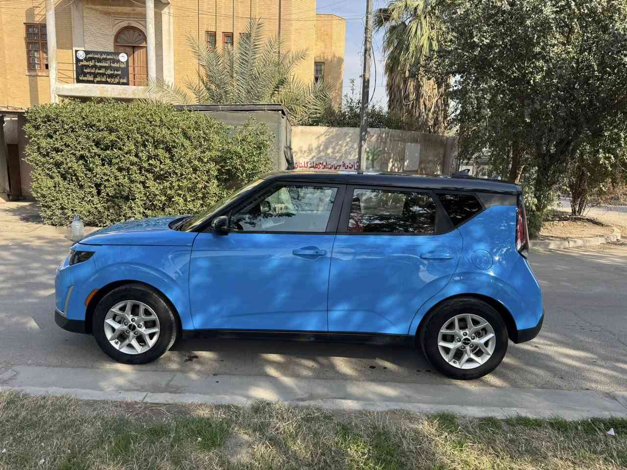 السلام عليكم
كيا صول موديل 23 لون مميز تو كلر ( قمارة اسود ) 
حادثها جاملغ امامي وبابتين . 
ماشية 35 الف ميل . 
مواصفات :- محرك 2000 دوش ، بصمة ، تشغيل عن بعد ، شاشة كبيرة ابل كاربلي ، كاميرا خلفية ، رادار امامي وخلفي وجانبي ، مانع توقف ، نقاط عمياء ، 3 انظمة قيادة ، اوتو ستوب ( اطفاء ذاتي ) ، مانع تزحلق ، مثبت سرعة ، ويل كب  ، تبريد شاشة ، كشنات كهرباء ، وباقي مواصفات المعروفة … 
رقم اربيل جديد ( وكالة او تحويل ) . 
السعر :- 158$  وبيها مجال بسيط . 
مكان / بغداد . 
للاتصال / *********** .
