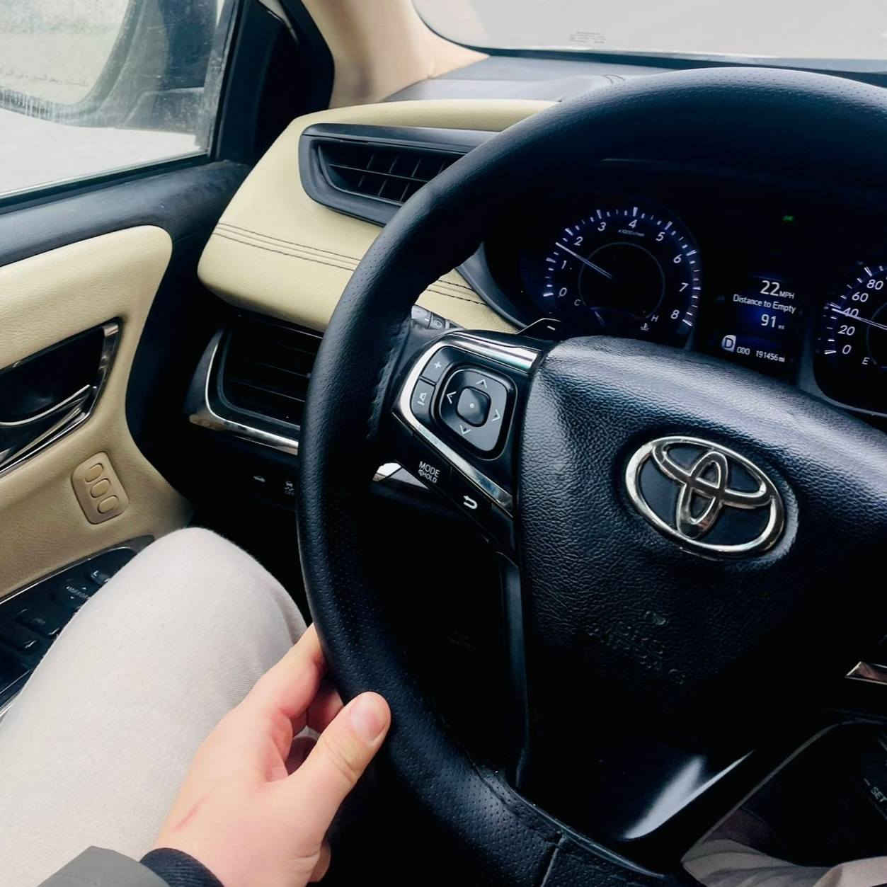 تۆیۆتا ئەڤەلۆن 2013 مواسەفات خلیجی لیمیتید 
فول فولە مواسەفات 
بەسمە ئاوێنە شەفت 
ناو زەرد 
کوشن هیتەر 
کوشن خەزن و کارەبای 
193 هەزار ڕۆشتووە 
سەنەوی نوێیە ڕەقەم باریک 
12 ورقە غەرامەی لەسەر 
تحویل و غەرامە بەشەرت 
3 پارچەی بۆیاخە 
سەیارەکە بۆیاخ عام کراوە 
وەرگەرانی نیە بەشەرت 

سـعـر : لە کۆمێنت داوابکە ڕاستەوخۆ بۆت دێت 📥 

گێر و مەکیەنەی بەشەرت 
هیچ کێشەیەکی تێدا نییە 

ژمارەی خاوەنەکەی 
***********
