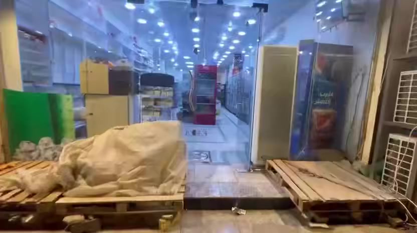 اسواق للبيع مساحةالمجمع ٢٠٠ متر العنوان ناصريه حي اور قرب المدرسة الايرانيه للتواصل ***********
