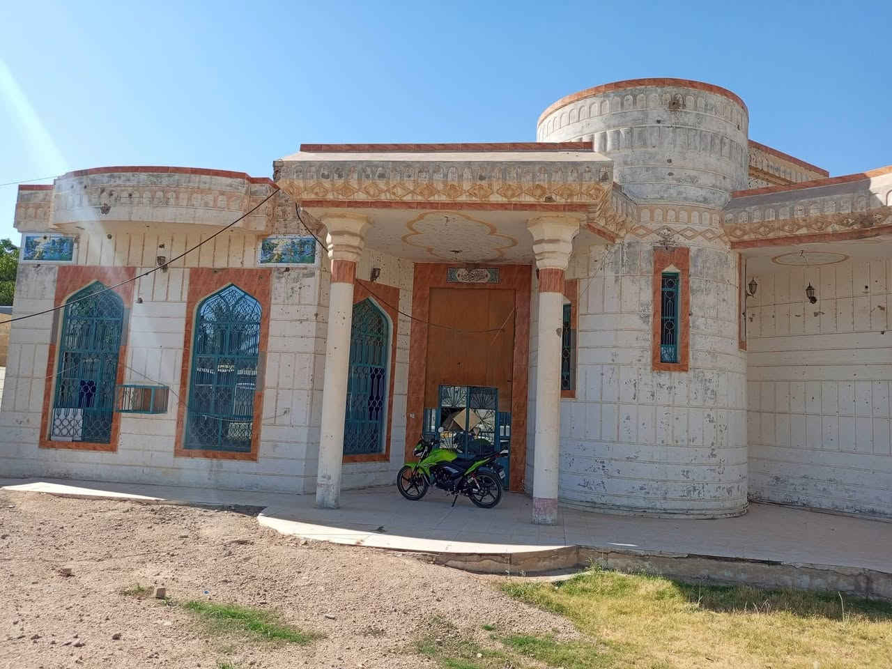 🏡 عرض سكني مميز 

في مدينة الرمادي منطقة البوغانم على شارع تجاري وجه 

📍 بيت للبيع مقابل مطعم كباب حجي اسعد 

🔹 موقع مميز داخل المدينة
🔹 منطقة مخدومة بالكامل
🔹 قريبة من الأسواق والخدمات الأساسية
🔹 منزل عائلي مساحه 700متر  حديقة خارجيه 

يتكون من غرفتين وصاله وديوانيه ومطبخ 
وكلدور وصحيات خارجية وداخلية 

مباشر على شارع الصوفية الرئيسي 

✔️ موقع حيوي وسهل الوصول يرهم روضه ويرهم معهد ويرهم مدرسة أهلية 
✔️ جميع الخدمات متوفرة
✔️ سعر مناسب جداً 
✔️ فرصة رائعة للتملك في موقع رائع 

✔️التحويل مباشر 

للاستفسار الاتصال على الرقم *********** 

ومن الله التوفيق
