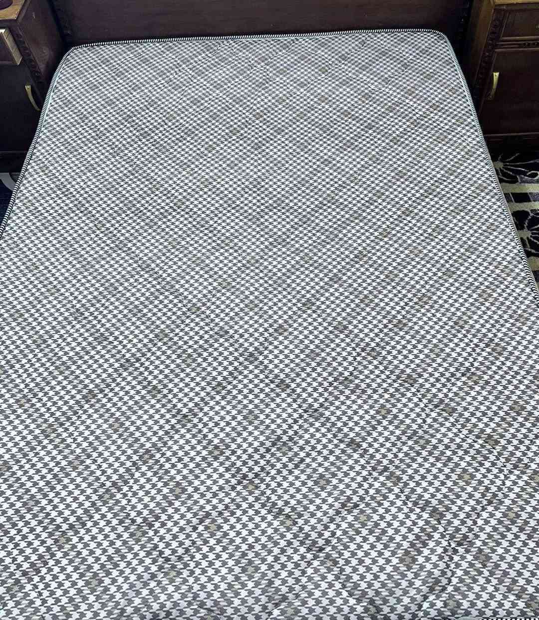 كاونتر + دوشك جربايه للبيع 
الكاونتر 100 الف
الدوشك ٨٥  الف 
للتواصل ***********
