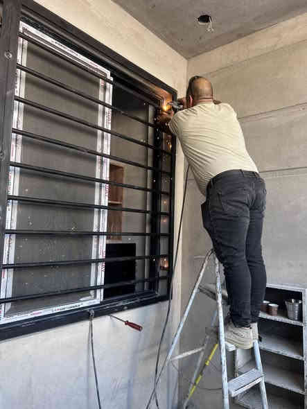 الحمدالله دائما وابدا ❤️
باب خارجي مع كتيبه حمايه  🏠 
وعمل كافه لوازم الحداده من (ابواب / شبابيك / والجملونات / والسقايف الكيسبان / والكيربي /  والسقوف الثانويه / الهايرب / والسانويج بنل بكافه تفاصيله ) 
للاستفسار الاتصال او مراسله الصفحه 
احمد ابو محمد 
: *********** متوفر  واتساب
