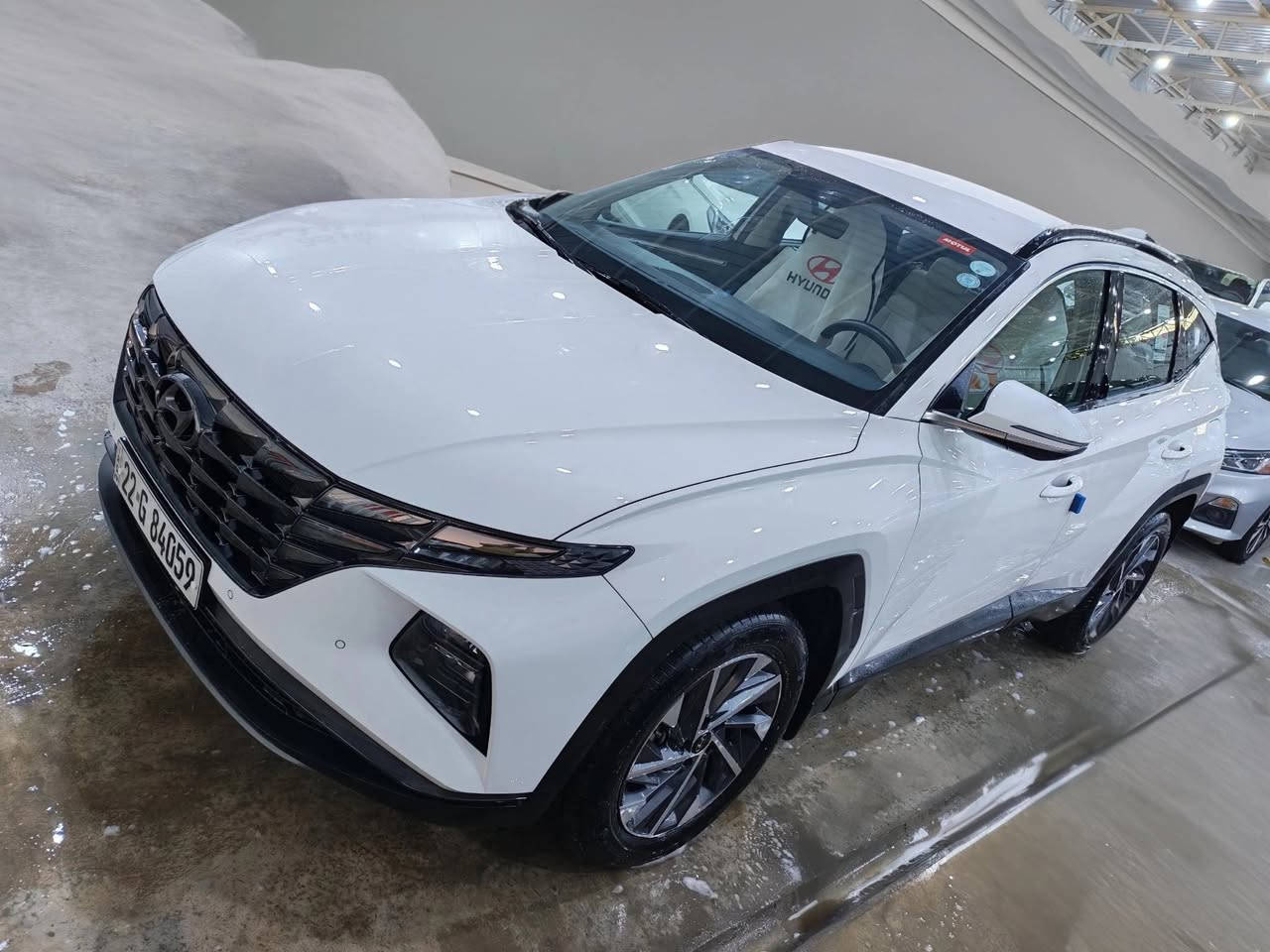 (للبيع )
 هونداي توسان مديل 2024 رقم انكليزي اربيل خليجي لون ابيض ماشيه 31 الف كفاله عامه . صبغ ضربه تبديل بارد حالوب مكفول  السعر 213 وبيها مجال بسيط للاستفسار اتصل ***********
مواصفات :
.بصمه 
.ويل كب 19 
.كشن جلد بلاد كهرباء
.داخل ابيض 
.تخم تاير جديد
.حداده محرك گير تبريد مكفول 
.مكينه 2000 دوش
