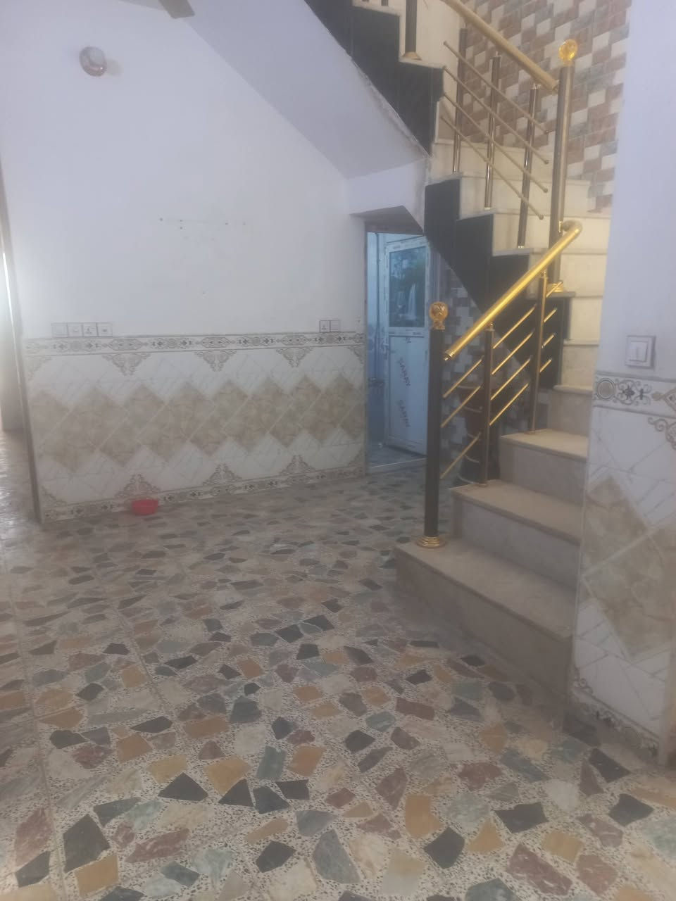 ١٠٠م جديد للرهان حي الوفاء 
بيت جديد طابق واحد
سعر / ٣٥
مواصفات / غرفة وصالة واستقبال ومطبخ وصحيات 
تواصل / ***********
