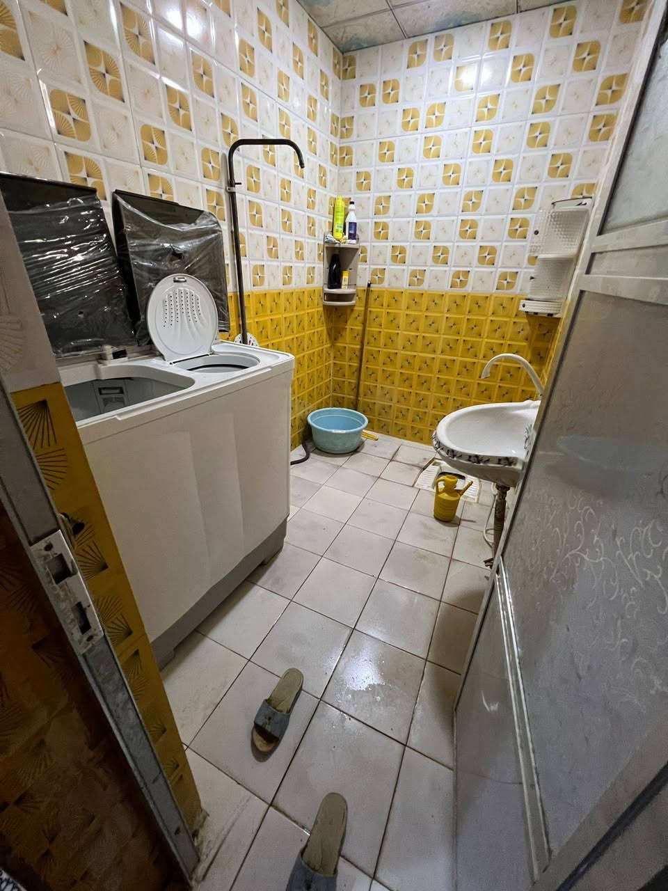 طابقين الطابق الارضي بيه غرفتين وصاله واستقبال ومطبخ وحمام داخلي وحمام خارجي 
الطابق الثاني بي غرفتين وصاله ومطبخ وصحيات مشتركه
[]الطابق الارضي كونكريت 
الطابق الثاني عكاده
 : السعر ١٤٠ وبي مجال
 المساحه ١٥٠ متر؛؛ *********** البصرة, العراق
