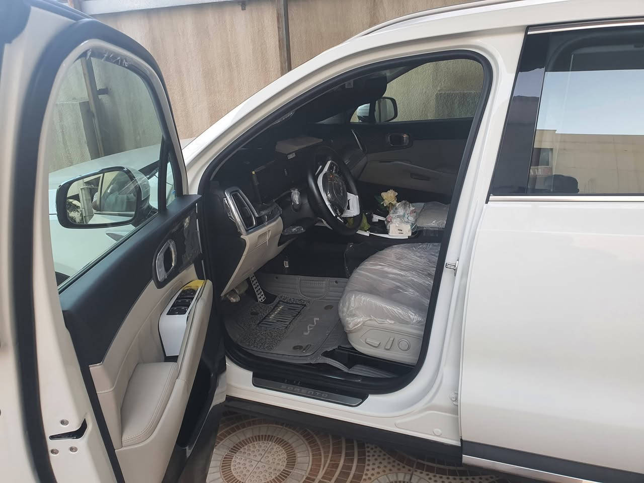 سورنتو اخت الزيرو موديل ٢٠٢٤ جديده ماشيه ٦٠٠٠ فقط محرك ٤ سلندر. ويل ٢٠ داتا شو سيارة جديده بدون ملاحظات ..مكاني الموصل الشراي يتواصل عالرقم  السعر ٢٦٨ 
 ***********
