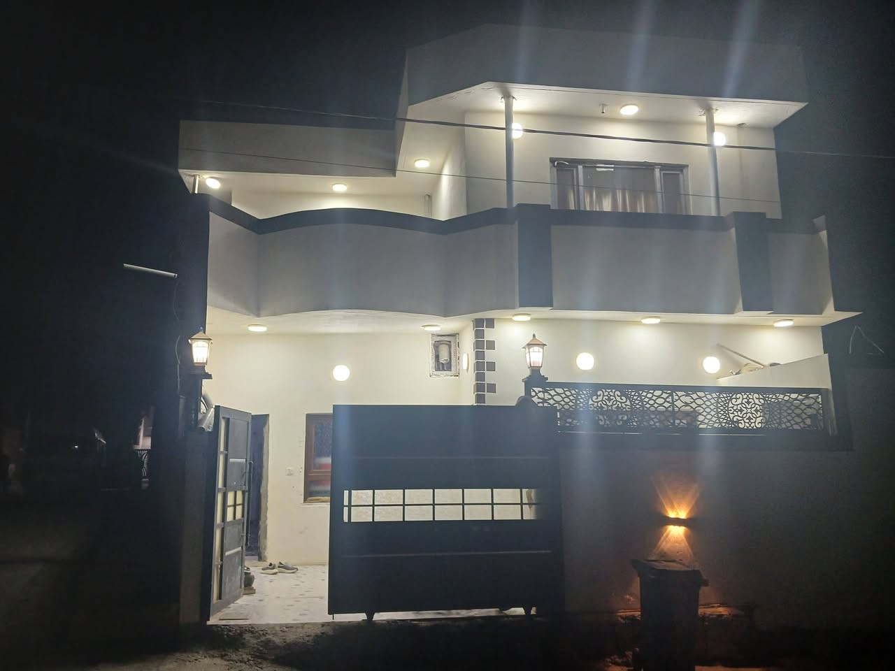 بيت زراعي ١٣٠ متر ركن صياده 

شارع تبليط خدمات 

بناء صفر جديد  بناء ٢٠٢٥

السعر ٦٥مليون  ٣ غرف نوم صفر ٤ في ٤ حجم الغرفه 

استقبال مطبخ صحيات ٢ حمامات ٢ 

***********
