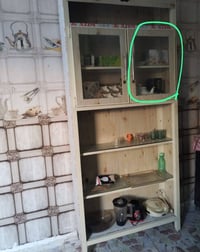 عرض ١م • ارتفاع ٢.٥م • باب مكسور