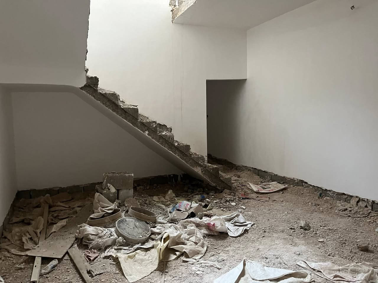 للبيع مشتملات طابقين جديدة 

المساحه ٢٥٠ متر 

الموقع - جمعية الامام - خلف ثانوية بغداد - مقابيل السيد محمد ع 

٤ غرف نوم 
صاله
استقبال 
مطبخ 
صحيات داخليه وخارجية
للاستفسار اتصل 
*********** - ***********
