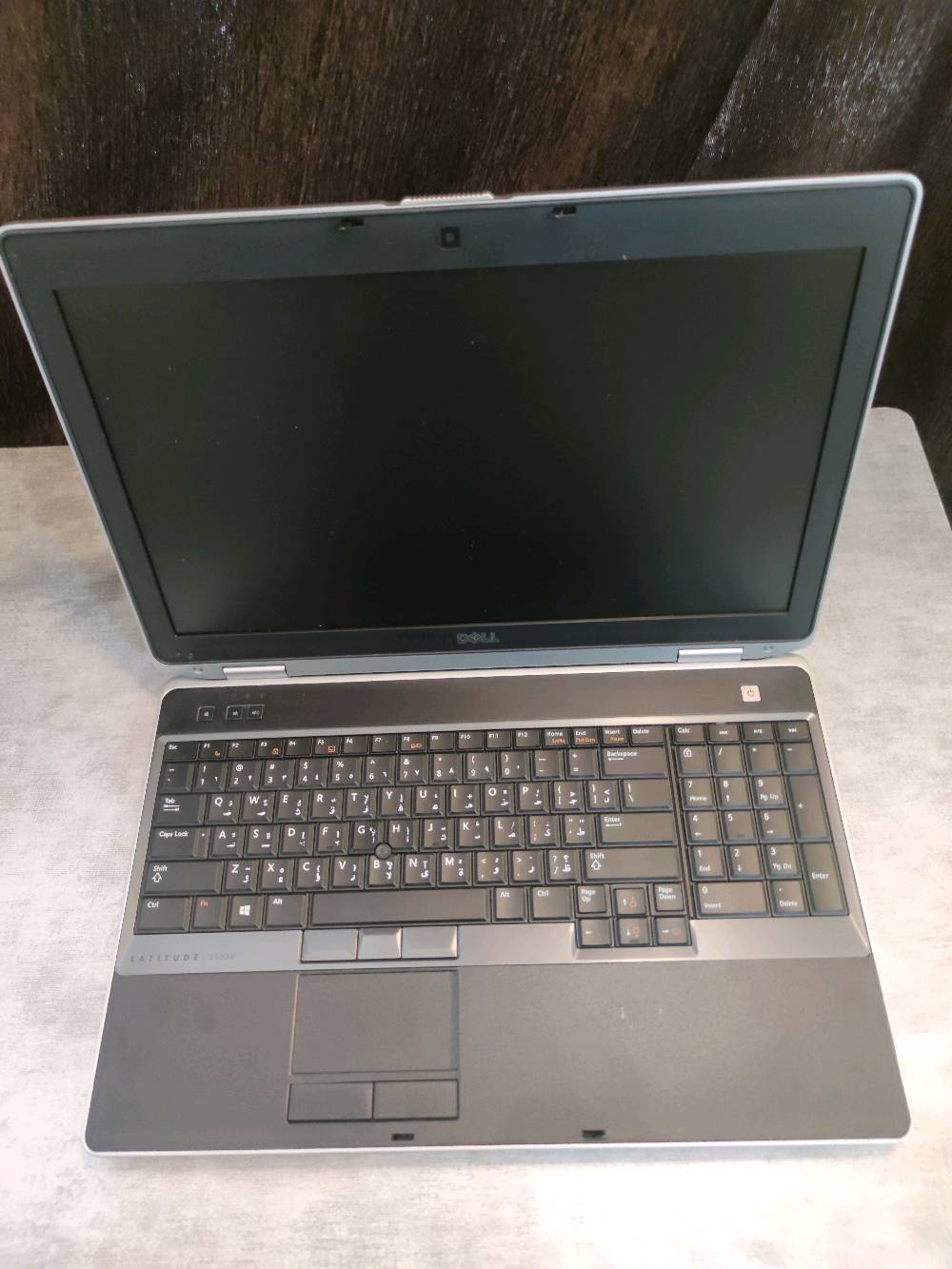 لابتوب من شركة Dell  
المعالج  cori7 3520M 2.90GHz
الرام 4كيكا قابل للتطوير 
الذاكره 500 HDD كيكا قابل للتطوير 
حجم الشاشة كبير 15.6 انج
كيبورد ضوئي عربي انكليزي ليزري 
كارت منفصل نوع نفيديا NVS 5200M
كارت داخلي نوعntel(R) HD Graphics 4000
يحتوي على منفذ قارى اقراص DVD 
متوفر توصيل لجميع محافظات