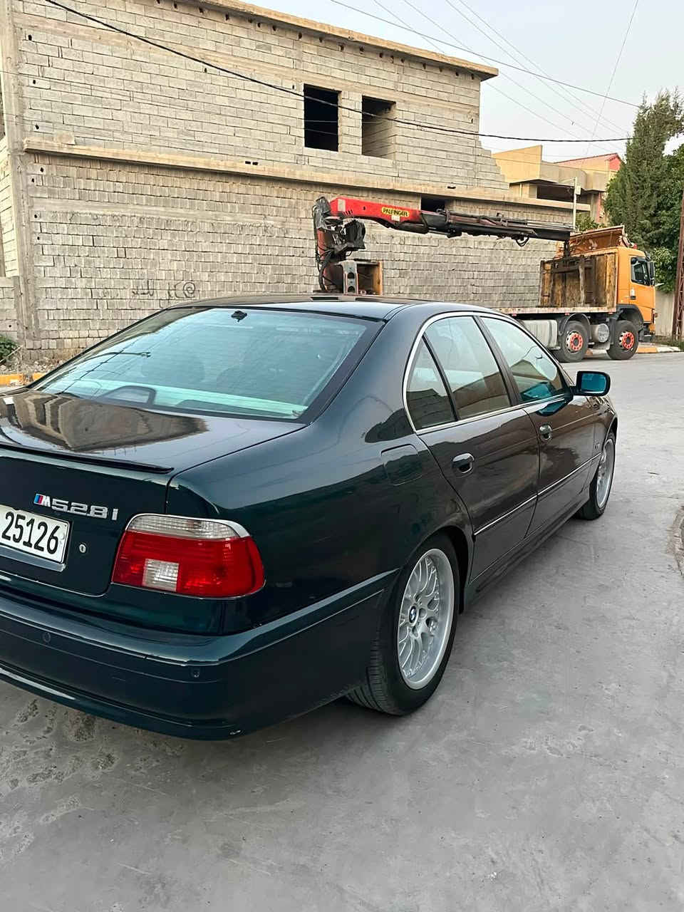 السلام عليكم
سيارة bmw صقر 
موديل 1997
حجم 528 بلادي 
سنوية جديد 
بطاقة بانزين 
سيارة فول مواصفات 
كشن تدفئة 
اربع جامات كهربائي 
سلايت 
سيارة كلين فقط صبغ عام للجمالية 
سعر 90 ورقة وبيه مجال 
مكان سيارة كركوك 
***********
