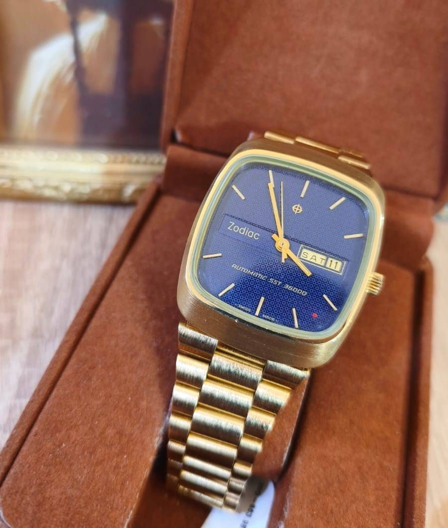 #ساعة #زوياك (Zodiac)
كلاسيكية #سويسرية 🇨🇭
من النوادر
من طراز SST 36000،
*انتاج فترة السبعينيات. 
*الماكنة : حركة #أوتوماتيكية عالية التردد (High Beat) بسرعة 36,000 ذبذبة في الساعة.
*التصميم: هيكل مطلي بالذهب مع ميناء أزرق مميز يعكس روح تلك الحقبة.
*المميزات: تعرض اليوم والتاريخ، وتشتهر بوجود "النقطة الحمراء" (Red Dot) في بعض إصداراتها التي تظهر كعلامة في الميناء.
*حالة الساعه ممتازة (NOS - New Old Stock)، مما يعني أنها #مخزنة ولم تُستخدم من قبل، مع الحفاظ على ملصقاتها الأصلية. 
تعتبر هذه الساعة "تحفة" لهواة جمع الساعات القديمة نظراً لدقتها العالية وتصميمها الهندسي الجريء الذي ميز إنتاجات شركة زودياك في تلك الفترة.
(بيع داخل العراق فقط)
توصيل جميع المحافظات


**إذا كنت صاحب هذا الإعلان وتريد حذفه لأي سبب، رجاءا أرسل رسالة إلى الدعم الفني**