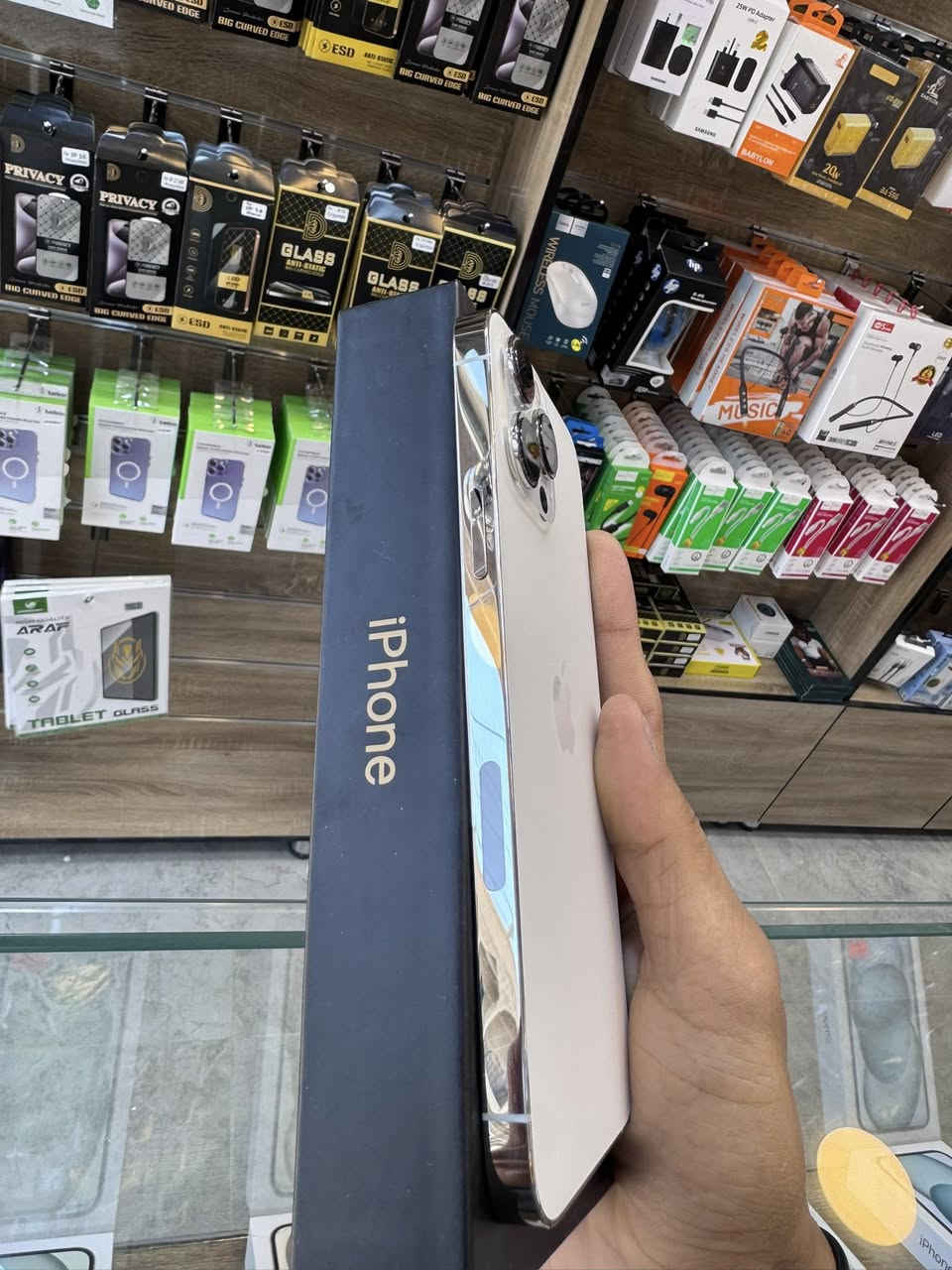 ايفون 13 برو ماكس ذاكره 256 بطاريه 92 نضافه 100‎%‎🔥 زلغ مابي هو والجديد سوه نموذج M لونه المميز كامل ملحقاته وتر بروف وبلحاسبه كله نورمال وتر بروف يعني كلشي ممبدل بي وبي وتأخذه ضمان وصل 5 ايام اي مشكله او عطل يستبدل فورا 
السعر 750🔥 الف 
العنوان بغداد البياع شارع 20 قرب 
مجمع دينار ونص مركز عيسى فون
📞***********
