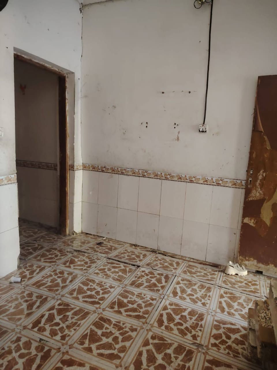 السلام عليكم 50 متر للايجار حي الوفاء على ساحه غرفه وصاله مطبخ تخاريج سعر الايجار مناسب 200 الف.   ***********
