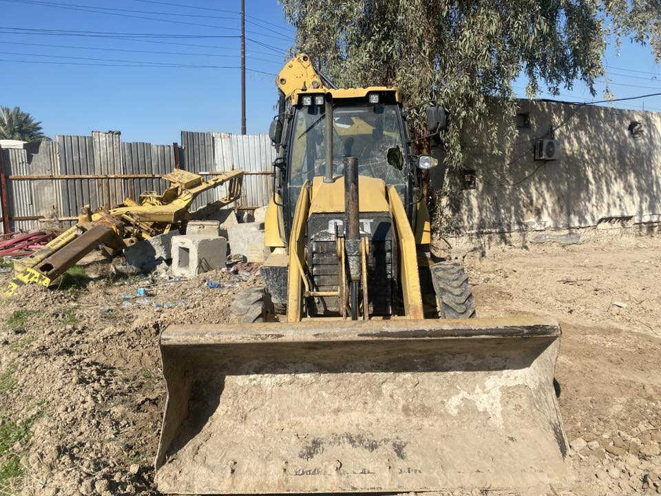 السلام عليكم حفاره وشوفل كتر بلر 
موديل 2014
مكينة بيركنز مية وخمسه 
تايرات نص عمر 
عندك بس هل جامه مكسوره الي بالصوره 
كيلة عاديه مو فچ بدون رقم وحفارة كلش جديده سعره  تلاث شدات وبيه مجال بدون رقم واكفلك من كلشي 
***********
