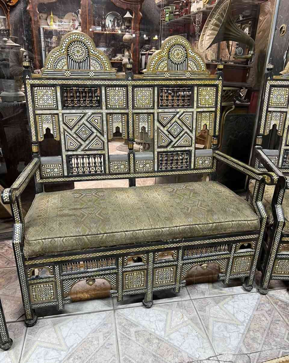 نص تخم اربسك  مع سيت طبلات صنع عراقي بايادي مصريه انتاج الثمانينات. نظيف 
*العنوان:بغداد الكسره قرب ملعب الكشافه داخل السوق الشعبي 
*للحجز والاستفسار عن الاسعار يرجى التفضل على الخاص ومراسله الصفحه او الاتصال على الرقم. ***********
*يوجد توصيل الى كل محافظات العراق 
*يرجى التاكد من الطلب قبل مغادره المندوب
#antique #انتيكات #تحف #نوادر #راديو اثاث كريستال زوالي كلاسيك
