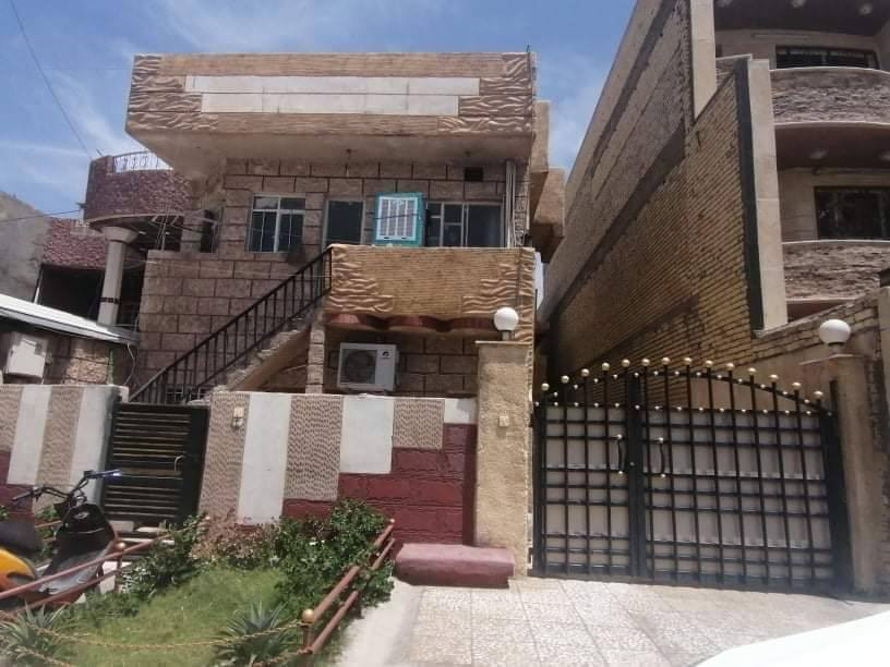 دار مع مشتملين للبيع مساحه مذكورة بالصور  الضباط حي القاهرة خلف حلويات عدنان قرب جامع غفار الذتوب بالفرع خلفه  الاتصال على الرقم غير متواجد بالفيس اتصل هاتفيا يوجد واتساب بالرقمين  ***********
***********
ابو مصطفى
رجائا اتصل هاتفيا او واتساب غير متواجد بالفيس  وشكرا
