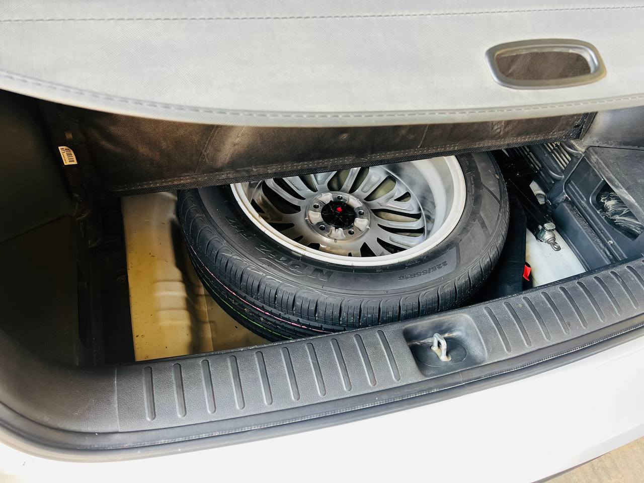 سلام عليكم 
توسان 2020 
رقم بغداد انكليزي 
سياره فول مواصفات ماعدا البنراما
مكفوله كفاله عامه من الصبغ والتبديل 
  محرك 2000
سياره ماشيه 51 
خمس عدسات 
كامره اماميه 
حساسات خلفيه 
كامره خلفيه 
سايد بريك رجل 
السياره مغلفه جلد ارضيه 
السبير  مانازل 
واير لست شحن موبايل 
مكان السياره بابل الهاشميه 
رقم الموبايل ***********
