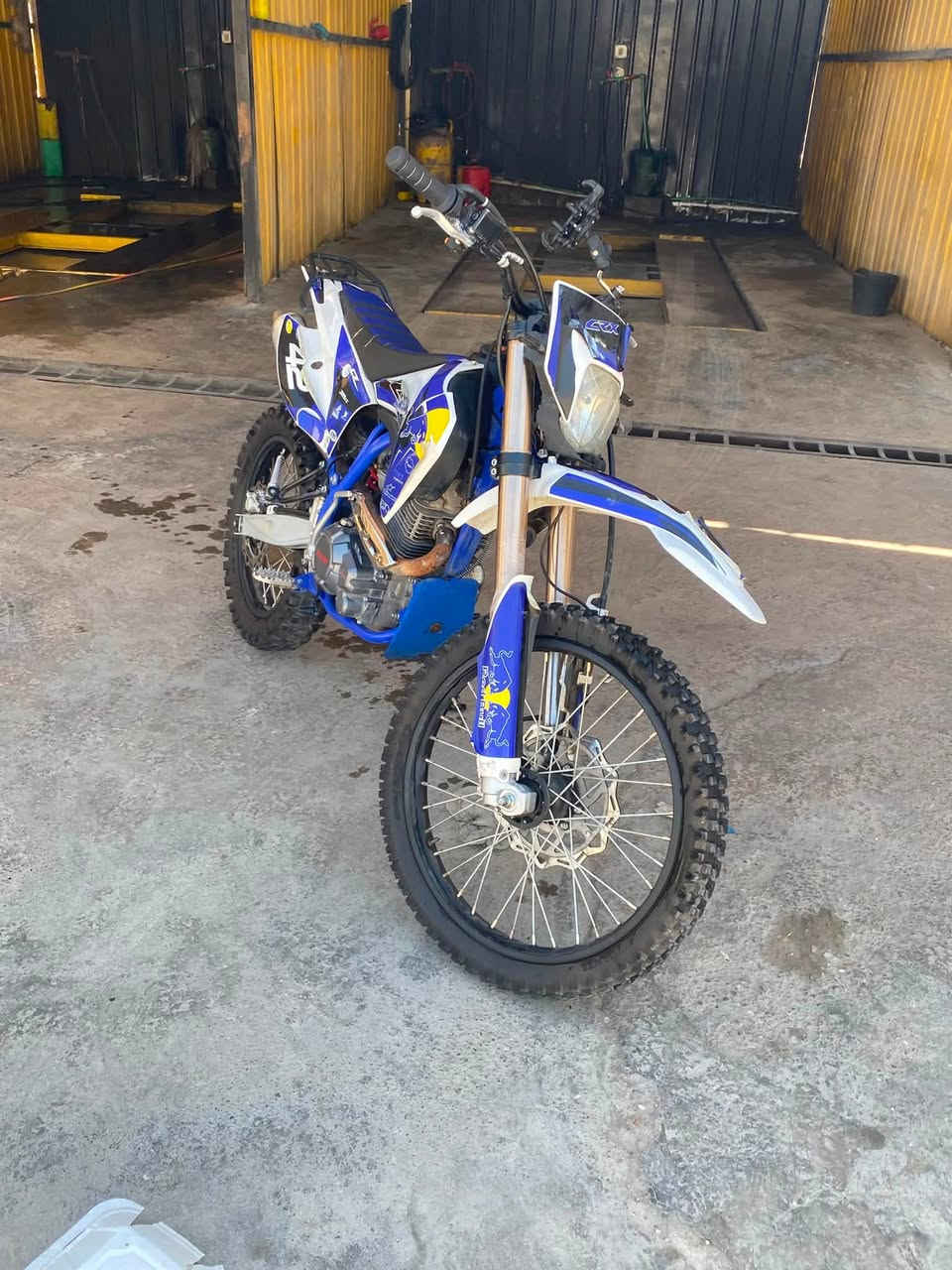 السلام عليكم دراجه قفاز CRX موديل 25 مكينه 300 cc 
دراجه مكفوله كفاله عامه ماشيه 3 ألف دراجه شلعه معدل تخبل نقص بس اشاير 
اوراقها أصوليه السعر  مليون و250 وبيها مجال 
عنوان جزيره بغداد للاستفسار ***********
