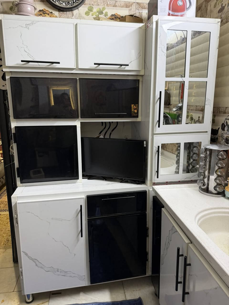 السلام عليكم كاونتر متره ونص مع متر سنك***********مع ميز طعام
