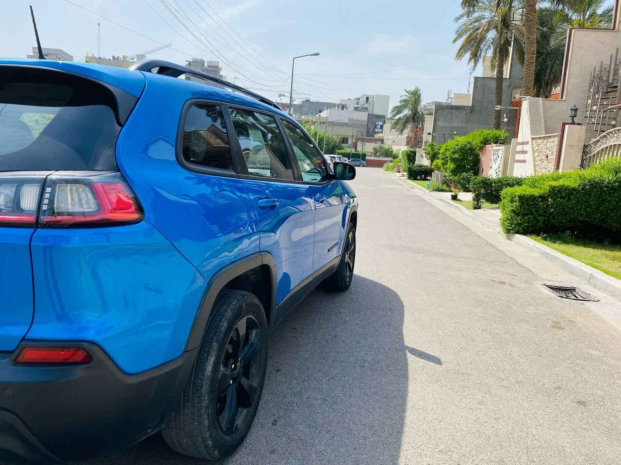 للبيع –
2020 JEEP CHEROKEE BLACK TOP
جيب شيروكي بلاك توب 
حادث خفيف بدون ايرباك
🔹المواصفات:
 • الموديل: 2020
 • الفئة:  التتيود Altitude
 • المحرك: 2.4L 4 سلندر 
 • اللون: ازرق مميز
 • عدد الكيلومترات: 37 ميل
اللوحة : رقم اربيل
كاميرا خلفية
بصمات ابواب  
دخول ذكي
كشنات جلد
تدفئة كشنات
تدفئة ستيرن
كرسي السايق تحكم كهربائي 
هاند بريك كهربائي بصمة
رادار خلفي وجانبي
تحكم ستيرن
انظمة قيادة 
تشغيل بصمة
تشغيل عن بعد
مثبت سرعة
النقطة العمياء
تخم تايرات جديدة
ادامة جديدة
السعر:$15000
الضرر : حادث امريكا شبه كلين  ايرباكات سليمة فقط الدعامية مكسورة وصور الحادث موجود للتوضيح 
وبيها حادث بالعراق 
حادث سطحي تبديل باب وجاملغ  درجة اولى
مكان السيارة  بغداد المنصور
***********
