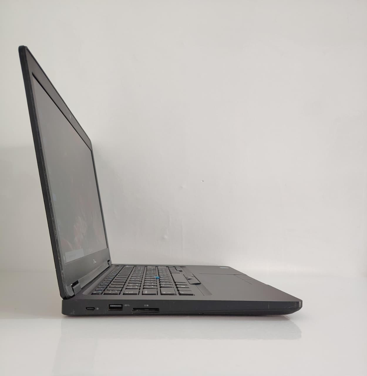 💻 لابتوب Dell latitude 5490 

المواصفات:

المعالج : intel core i7 جيل الثامن (فئة U الاقوى )

الرام:  8GB DDR (قابل للتطوير )

الهارد : 256GB SSD M.2 ( قابل للتطوير )

الشاشة: حجم 14 انش بدقة FHD

كرت شاشة داخلي: Intel (R) UHD Graphics 4GB

كرت شاشة خارجي : NVIDIA GeForce MX130 2GB 

الكيبورد : كيبورد ضوئي ليزري  عربي / انكليزي .

🎁 الهدايا والملحقات:

• حقيبة لابتوب 🎒

• شاحن أصلي 🔌

• ماوس 🖱️

• ماوس باد 🧩

• تغليف احترافي (بابلز + كرتون للحماية التامة) 📦

🛡️ الضمان والخدمات:

• فحص عند الاستلام مع المندوب ✅

• ضمان 7 يوم بعد الاستلام ✅

• تنصيب ويندوز مفعل + جميع برامج Office + برامج التواصل الاجتماعي منصبة جاهزة 💽

• نفحص ونرتب الجهاز قبل الإرسال

💰 الأسعار:

•   365,000 د.ع

🚚 التوصيل متوفر إلى جميع محافظات العراق

📱 للطلب / استفسار (واتساب متوفر):

***********

***********
