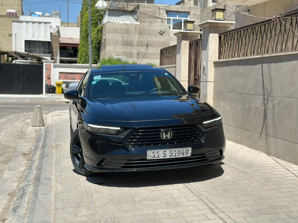 السلام عليكم.
للبيع هوندا أكورد 2024 Sport L (فل مواصفات).

* محرك 2000cc Hybrid

* اللون: أسود

* الممشى: 21 ألف كم

* السيارة باسمي وموجودة في بغداد.

المواصفات:

* بصمة

* دخول ذكي

* تشغيل عن بعد

* فتحة سقف

* كراسي جلد

* كراسي كهربائية

* حفظ وضعيات السائق

* نظام النقطة العمياء

* الحفاظ على المسار

* قيادة شبه ذاتية

* وجميع مواصفات فئة Sport L الفل.

حالة السيارة:

السيارة كلين، بدون أي صبغ، فقط ربع الدعامة الأمامية مصبوغ، ويوجد بارد بسيط جداً بحواف الجاملغ الأمامي الأيمن والأيسر ويوجد تكحيل في نفس المكان . 

السعر المطلوب: 193 ورقة، وبيها مجال بسيط بعد المعاينة.

للتواصل:

***********

الله يرزق صاحب النصيب .
