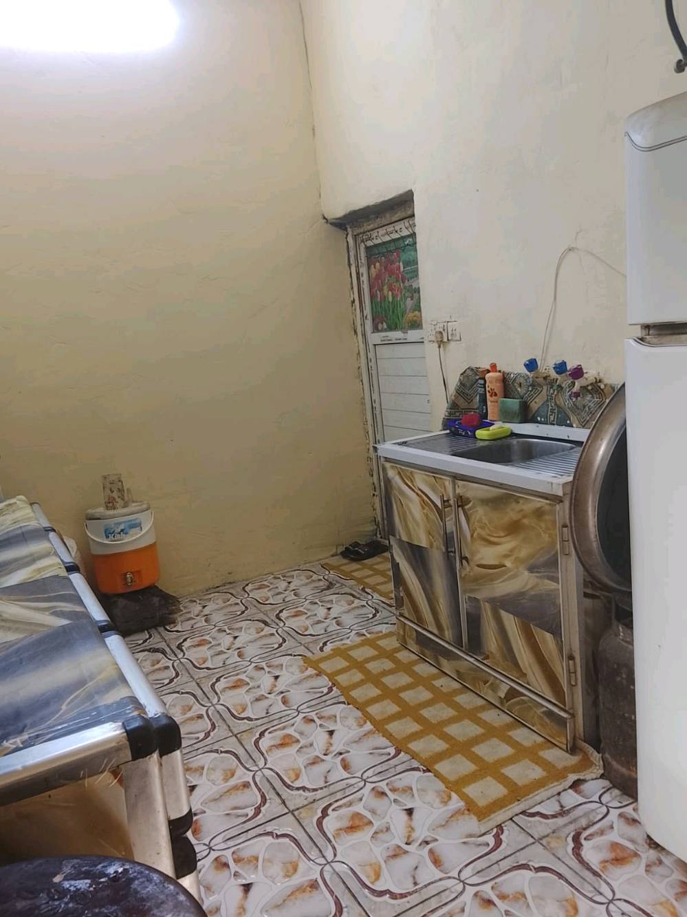 بيت ١٠٠ متر ٥×٢٠ بناء طابق ونص طابوق صب مسلح استقبال و  مطبخ و صالتين و غرفتين و ثلاث مجاميع صحيه في الأمن الداخلي قرب ابو وليد المضمد 