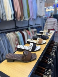 شحاطة كعب ٣سم • جلد طبي • مقاسات ٣٧-٤١