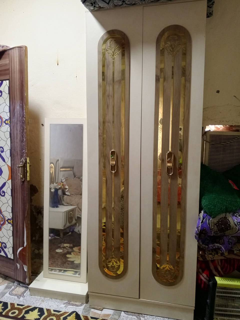 السلام عليكم غرفه للبيع العنوان بالسماوه رقم الهاتف *********** سعر 600
