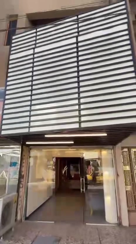 سلام عليكم محل اليجار جاهز مجهز من ديكور من سبالت من جام خانه المحل كلش جبير يصلح صولون نسائي او رجالي او اسواق المحل جبير تقريبن مساحته 150 متر عنوان المحل السيديه شارع العلوه ثاني محل عن شارع العام ***********
