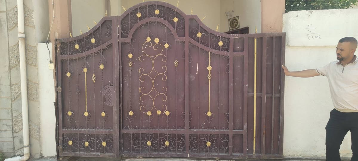 السلام عليكم باب حوش للبيع عرض 325ارتفاع 2م للاستفسار عن السعر الاتصال على هذا الرقم ***********
