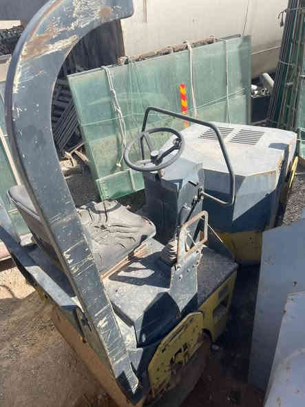 حادلة BOMAG W 100 AD-3 - 3 طن بحالة "الجديد"!
فرصة استثمارية نادرة!
للبيع حادلة دبل درم (Drum) من ماركة BOMAG الألمانية الغنية عن التعريف، الموديل W 100 AD-3 (أو موديل 3 طن آخر). مثالية لمشاريع رصف الإسفلت، تسوية الطرق، وأعمال الحدائق والملاعب.
مواصفات الحادلة:
• الوزن التشغيلي: 3 طن (مناسبة للعمل في المساحات الضيقة والكبيرة).
• الماركة الألمانية: BOMAG (تتحمل أقسى الظروف وتوفر أفضل كبس).
• الحالة: جديدة تماماً ومتروكة (صفر عمل تقريباً)، يعني مكينة وشاصي بكفاءة 100%.
• الميزات: قيادة مريحة (عجلات دبل درم)، وكبس قوي مع خاصية الاهتزاز (Vibration).
📄 الأوراق والسعر:
• الأوراق الثبوتية: تُباع بدون أوراق رسمية، وسيتم تزويدك بـ ورقة رسمية من شركتنا لضمان الملكية والتسليم.
• السعر المطلوب: 75 ورقة (7500$ تقريباً).
• ملاحظة مجال بسيط للشراي 
تواصل : ***********
