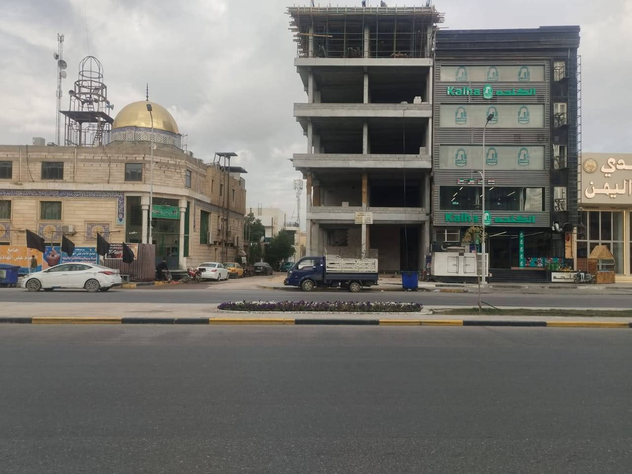 السلام عليكم
بيت ركن للبيع في الطويسة فرع جامع علي الهادي ع خلف مطعم الكلحه يبعد عن الشارع الرئيسي 50م المساحه بالمتر المربع 336  للعلم البيت فارغ ويعتبر قطعه ارض وصالح للسكن بعد الترميم طابو ملك صرف ورثه قسام شرعي كامل سعر المتر 3مليون قفل للاتصال *********** مباشر من المالك,
