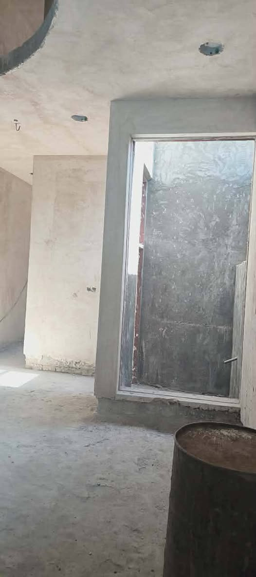 بيع مستعجل بيت قيد الانشاء طابو صرف مساحته 125 واجهيه 5 نزال 25 بناء طابقين طابق اول صاله واستقبال وغرفه نوم وصحيات خارجيه وداخليه طابق ثاني غرفه وصحيات وغرفه صغيره شارع 80 جهة النجف
يبعد عن الشارع 80  150 متر 
رقمي للاستفسار ***********
