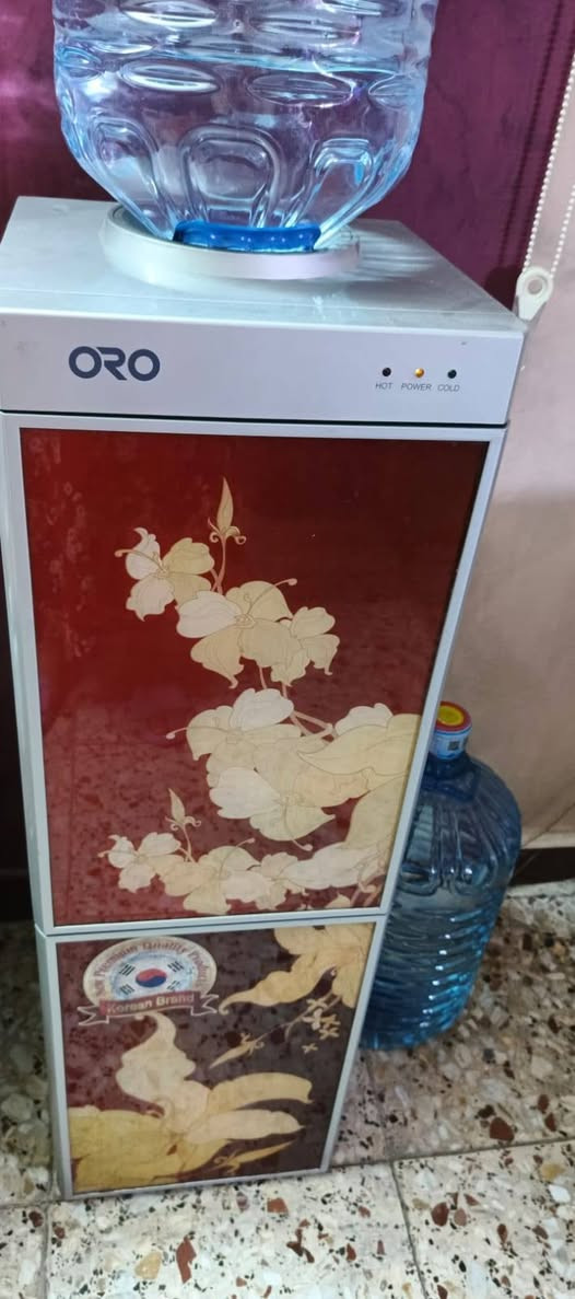 (غراض بيت للبيع) غرفه نوم نضيفه كلش كامله سعرها ٥٠٠الف ميز طعام سعره ١٥٠الف كراسي هزاز سعره ٥٠الف برد ٥٠الف رقم صاحبت الغراض كولها من طرف مندوبه ساره *********** عنوان بغداد
