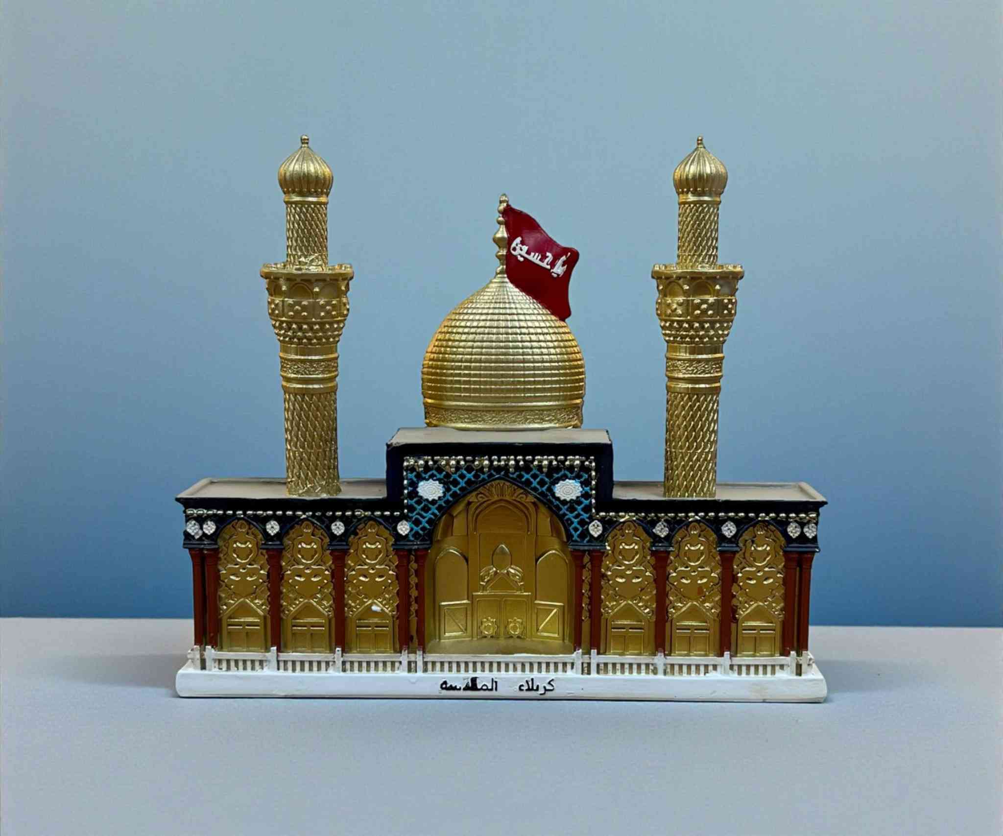 مجسم ضريح الإمام الحسين (ع) – كربلاء المقدسة بتفاصيل فاخرة

السعر 30 والتوصيل مجاني

الاستخدامات

قطعة ديكور إسلامية مميزة للمنازل، المجالس، والمكاتب.

مناسب لوضعه في الزوايا الدينية أو أماكن العبادة.

هدية قيّمة في المناسبات الدينية، عاشوراء، الأربعين، والنذور.

رمز روحي يعبّر عن محبة الإمام الحسين (ع) وأهل البيت.

المميزات

تصميم دقيق يجسّد ضريح الإمام الحسين (ع) في كربلاء المقدسة مع القبة الذهبية والمنارتين.

تفاصيل فنية عالية تشمل النقوش، الأقواس، والأبواب بتشطيب أنيق.

ألوان فاخرة تجمع بين الذهبي، الأزرق، والأسود تعكس الطابع المعماري الحقيقي.

مزوّد براية حمراء أعلى القبة تضيف لمسة رمزية مؤثرة.

مصنوع من مواد متينة تحافظ على الشكل واللون لفترة طويلة.

قاعدة ثابتة تضمن توازن المجسم عند العرض.

حجم عملي مناسب للعرض دون أن يشغل مساحة كبيرة.

المواصفات الفنية (ضمن المميزات):

أبعاد المنتج:

- الطول: 24 سم
- العرض: 6.5 سم
- الارتفاع: 20 سم

أبعاد الكارتون:

- الطول: 27.5 سم
- العرض: 10 سم
- الارتفاع: 24 سم

محتويات الصندوق

مجسم ضريح الإمام الحسين (ع) – قطعة واحدة.

تغليف كرتوني لحماية المنتج أثناء النقل.

الملاحظات

المنتج للزينة والديكور وليس لعبة.

قد تختلف درجات الألوان بشكل بسيط بسبب الإضاءة أو التصوير.

يُفضّل تنظيفه بقطعة قماش جافة للحفاظ على التفاصيل.


**إذا كنت صاحب هذا الإعلان وتريد حذفه لأي سبب، رجاءا أرسل رسالة إلى الدعم الفني**