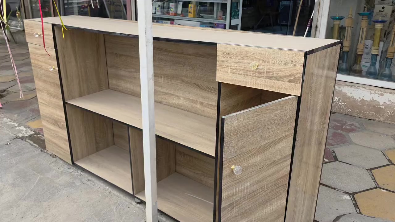 ميز جديد  للبيع لعدم وجود مساحة.
قياسات مثالية وشكل مرتب وحلو.
السعر: 125,000 دينار فقط ✨
العنوان: المقدادية / السوق القديم.
(***********)
