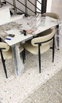 ميز طعام.  سعره ((250)) الف.   جديد غير مستخدم  وجه بورسلين ثكنس عالي ...