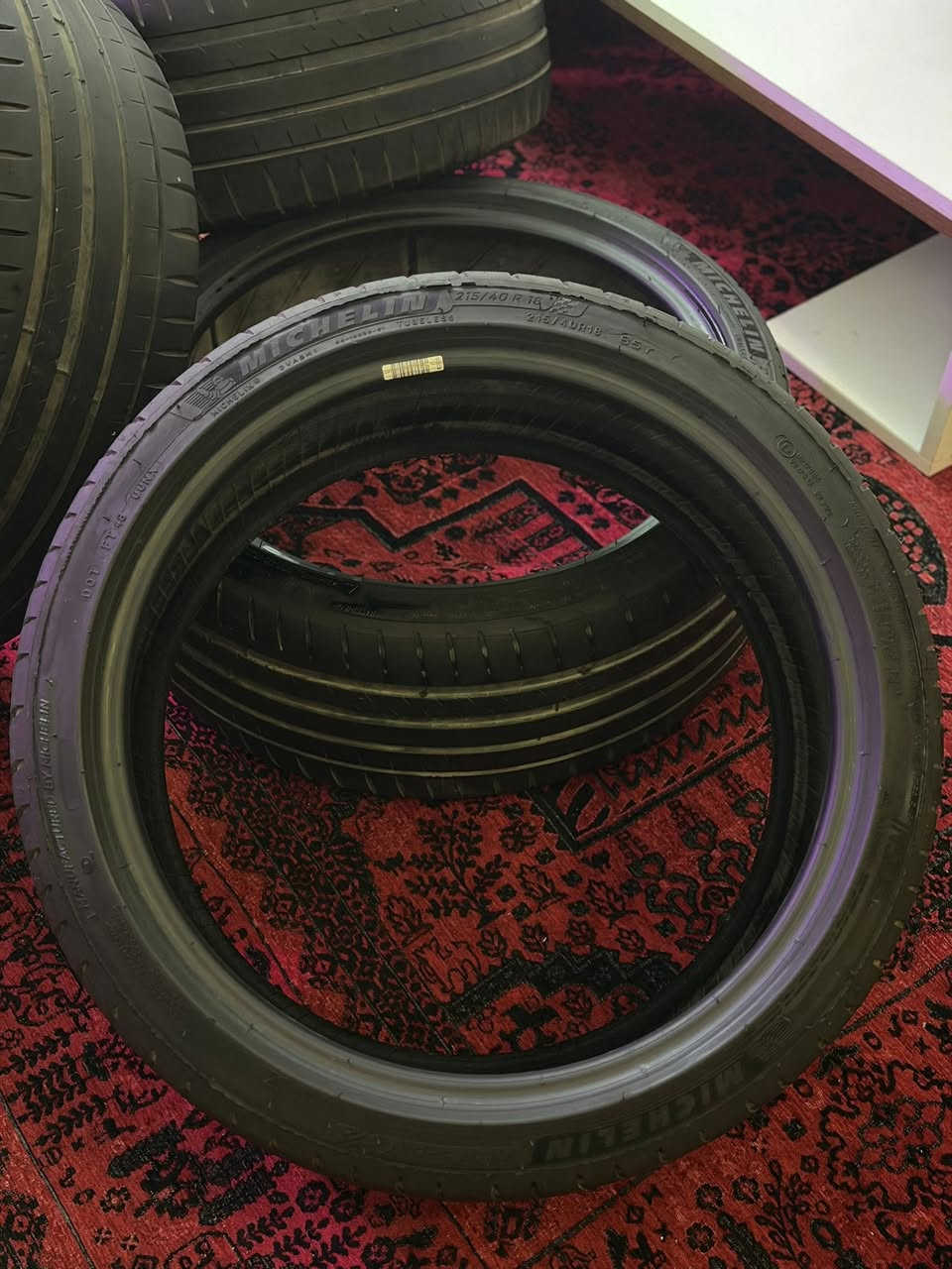 اطارات (تايرات) للبيع  وية السيارة اجني وارد امريكي  واستخدمتهن شهر . 
وتساب - ***********
المواصفات الفنية للإطارات
 • الماركة: Michelin
 • المقاس: 215/40 R18
 • مؤشر الحمولة: 85 (يعني يتحمل حتى 515 كغم تقريبًا لكل إطار)
 • مؤشر السرعة: Y (مناسب لسرعات تصل إلى 300 كم/س)
 • النوع: Radial Tubeless (بدون أنبوب داخلي)
 • فئة الإطارات: High Performance – رياضية للتماسك العالي

شرح المقاس
 • 215 = عرض الإطار بالملم
 • 40 = ارتفاع الجدار الجانبي = 40% من العرض
 • R18 = يركب على جنط 18 إنش  

الأداء والاستخدام

هذا النوع من الإطارات غالبًا من سلسلة Pilot Sport المصممة:
 • للسيارات الرياضية أو السيدان ذات الأداء العالي
 • ثبات قوي في المنعطفات
 • تماسك ممتاز على الطرق الجافة والمبللة
