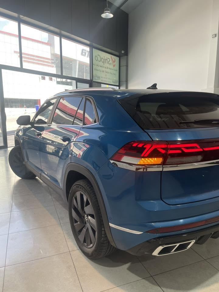 🚙🔥 بۆ فرۆشتن | Volkswagen Atlas Cross Sport 2024 SE with Technology | 4MOTION AWD 🔥🚙
کوردی/عربي

دەرفەتێکی ناوازە بۆ خاوەنداریکردنی یەکێک لە جوانترین ئۆتۆمبێلەکانی SUVی وەرزشی و خێزانی لە بازاڕدا، بە دیزاینێکی مۆدێرن، تایبەتمەندی پێشکەوتوو، و ئەدایەکی بەهێز لەگەڵ سیستمی پاڵنەری چوار تایە (دەبڵ ئەکسل).

📍 **شوێن:** دهۆک

🔹 **مۆدێل:** Volkswagen Atlas Cross Sport 2024
🔹 **فئە (صنف):** SE with Technology
🔹 **سیستمی پاڵنەر:** 4MOTION AWD (دفع رباعي)
🔹 **ڕەنگی دەرەوە:** شین
🔹 **ڕەنگی ناوەوە:** زەرد و ڕەش
🔹 **ڕۆیشتوو (مایل):** تەنها 12,000 مایل

⚙️ ئەدا و بزوێنەر:

 * **بزوێنەر:** 2.0 TSI Turbo
 * **هێزی بزوێنەر:** 269 ئەسپ
 * **عەزم (زەبر):** 370 نیوتن مەتر
 * **گێڕ:** ئۆتۆماتیک 8 خێرایی
 * جێگیری و کۆنترۆڵێکی نایاب لەسەر ڕێگا خێراکان و ڕێگا سەختەکان
 * بەکاربردنی سووتەمەنی ئابووریانە بە بەراورد بە قەبارە و ئەدای ئۆتۆمبێلەکە.

🌟 دیارترین تایبەتمەندییەکان:

 * فتحە و سەقفی پانۆراما
 * شاشەی گەورەی زانیاری و کات بەسەربردن
 * سیستمی Apple CarPlay و Android Auto بەبێ وایەر
 * شەحنکەرەوەی بێوایەری مۆبایل (Wireless Charger)
 * کارپێکردن لە دوورەوە (شەخاڵ)
 * بەسمەی دەرگا و کارپێکردنی زیرەک
 * سندوقی دواوەی کارەبایی (جاک)
 * کوشنەکانی پێشەوە گەرمکەرەوە (هیتر)
 * فێنککەرەوەی (مكيف) ئۆتۆماتیکی دوو ناوچەیی
 * ویلی وەرزشی ئەسڵی
 * ڕووناکی تەواوی LED لە پێشەوە و دواوە

🛡️ سیستمی سەلامەتی و یارمەتیدەری شۆفێر:

 * ڕاداری پێشەوە و کۆنترۆڵی خێرایی گونجاو (Adaptive Cruise Control)
 * سیستمی هێشتنەوەی ئۆتۆمبێل لەناو هێڵی شەقام (Lane Assist)
 * سیستمی چاودێری خاڵی کوێر (نقطه عمیاء)
 * ئاگادارکردنەوەی پێکدادانی پێشەوە لەگەڵ برێکی ئۆتۆماتیکی لە کاتی فریاکەوتندا
 * هەستەوەر (حەس those) و کامێرای دواوە
 * ئاگادارکردنەوەی هاتنی ئۆتۆمبێل لە دواوە لە کاتی گەڕانەوەدا
 * سیستمی چاودێری پەستانی تایەکان

📌 تێبینییەکی گرنگ:

ئۆتۆمبێلەکە لە دۆخێکی زۆر نایابدایە، تەنها **دەرگای سندوقی دواوەی (Tailgate) بۆیاخە** بەهۆی زەبرێکی پێشوو، و هیچ بۆیاخێکی تری نییە لە جەستەیدا (شاسی و ئێرباگ بە شەرت).
ئۆتۆمبێلێک کە لە نێوان لوکس، کرداری بوون، فراوانی، و تەکنەلۆژیای مۆدێرندا کۆدەبێتەوە، و هەڵبژاردنێکی نایابە بۆ خێزان یان بۆ هەر کەسێک کە بەدوای SUVیەکی وەرزشی فول مواسەفات و کەم ڕۆیشتوودا دەگەڕێت.

📞 **بۆ کڕیاری ڕاستەقینە، ئۆتۆمبێلەکە ئامادەیە بۆ پشکنین و بینین لە دهۆک.**

نرخ: ٣١،٠٠٠$ و معامەلە

بو زانیاری زیاتر: ***********

عربي:-

🚙🔥 للبيع | Volkswagen Atlas Cross Sport 2024 SE with Technology | 4MOTION AWD 🔥🚙

فرصة مميزة لامتلاك واحدة من أجمل سيارات الـ SUV الرياضية والعائلية في السوق، بتصميم عصري، مواصفات متطورة، وأداء قوي مع دفع رباعي حقيقي.

📍 الموقع: دهوك

🔹 الموديل: Volkswagen Atlas Cross Sport 2024
🔹 الفئة: SE with Technology
🔹 نظام الدفع: 4MOTION AWD (دفع رباعي)
🔹 اللون الخارجي: أزرق
🔹 اللون الداخلي: أصفر وأسود
🔹 الممشى: 12,000 ميل فقط

⚙️ الأداء والمحرك:
✔ محرك 2.0 TSI Turbo
✔ قوة 269 حصان
✔ عزم دوران 370 نيوتن متر
✔ ناقل حركة أوتوماتيكي 8 سرعات
✔ ثبات وتحكم ممتاز على الطرق السريعة والوعرة
✔ استهلاك وقود اقتصادي مقارنة بحجم السيارة وأدائها

🌟 أبرز المواصفات:
✔ فتحة سقف بانورامية
✔ شاشة معلومات وترفيه كبيرة
✔ Apple CarPlay و Android Auto لاسلكي
✔ شاحن لاسلكي للهاتف
✔ تشغيل عن بُعد
✔ دخول وتشغيل ذكي بدون مفتاح
✔ باب خلفي كهربائي
✔ مقاعد أمامية مدفأة
✔ مكيف أوتوماتيكي ثنائي المناطق
✔ جنوط رياضية أصلية
✔ إضاءة LED كاملة أمامية وخلفية

🛡️ أنظمة السلامة والمساعدة:
✔ مثبت سرعة متكيف (Adaptive Cruise Control)
✔ نظام المحافظة على المسار
✔ مراقبة النقطة العمياء
✔ التحذير من التصادم الأمامي مع الكبح التلقائي
✔ حساسات وكاميرا خلفية
✔ تنبيه حركة المرور الخلفية
✔ نظام مراقبة ضغط الإطارات

📌 ملاحظة مهمة:
السيارة بحالة ممتازة جداً، وتم صبغ باب الصندوق الخلفي (Tailgate) فقط نتيجة ضرر سابق، ولا توجد أعمال صبغ أخرى في الهيكل.

سيارة تجمع بين الفخامة، العملية، الرحابة، والتكنولوجيا الحديثة، وتعتبر خياراً ممتازاً للعائلة أو لمن يبحث عن SUV رياضية بمواصفات عالية وممشى قليل.

📞 للجادين فقط، السيارة جاهزة للفحص والمعاينة في دهوك.

سعر: ٣١،٠٠٠$ و مجال

للاستفسار: ***********

#Atlas #Cross #Iraq #SUV #Car #Kurdistan
