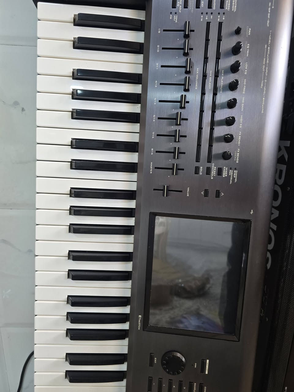 Korg kronos 1 
***********
1900$
