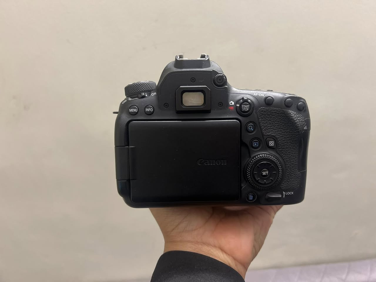 كاميرا كانون 6d mark2 مع عدسه 24.105 الإصدار الأخير  مع حقيبه وشاحنه واحزام ورام 128 وبطاريات 2 النظافه 95‎%‎  بسعر بغداد الزعفرانية السعر خاص او اتصل ***********
