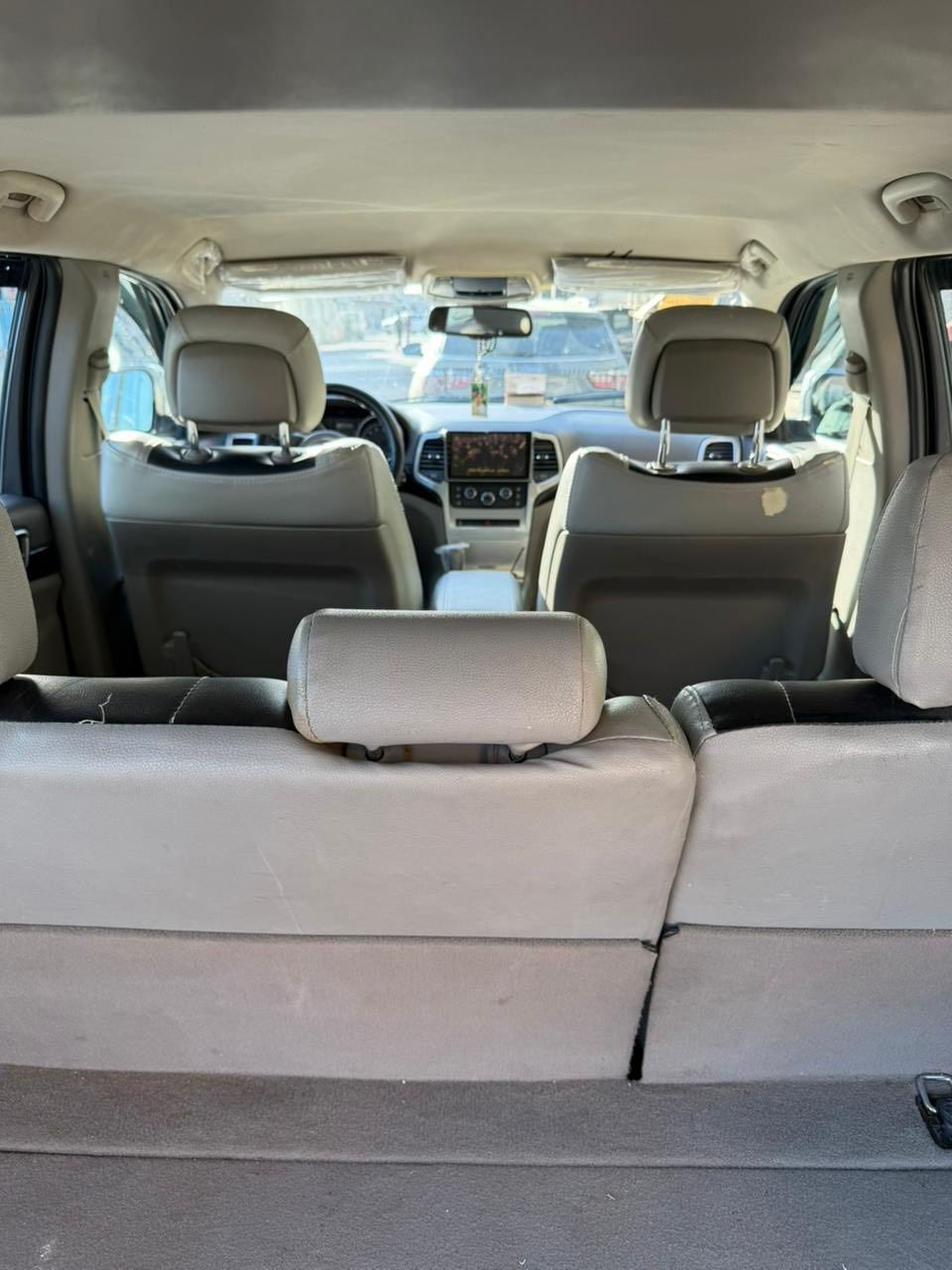 جيب لاريدو  12 نص فول والسونار موجود مع الصور رقم بغداد السيارة في ميسان وراعيها يمي بالعمارة 
170 وبيها مجال قليل 
***********
