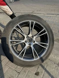 عندي زوج وياله اصليه مال تسلا y موديل 2024 عارضهن للبيع سليمات لا ضربة...