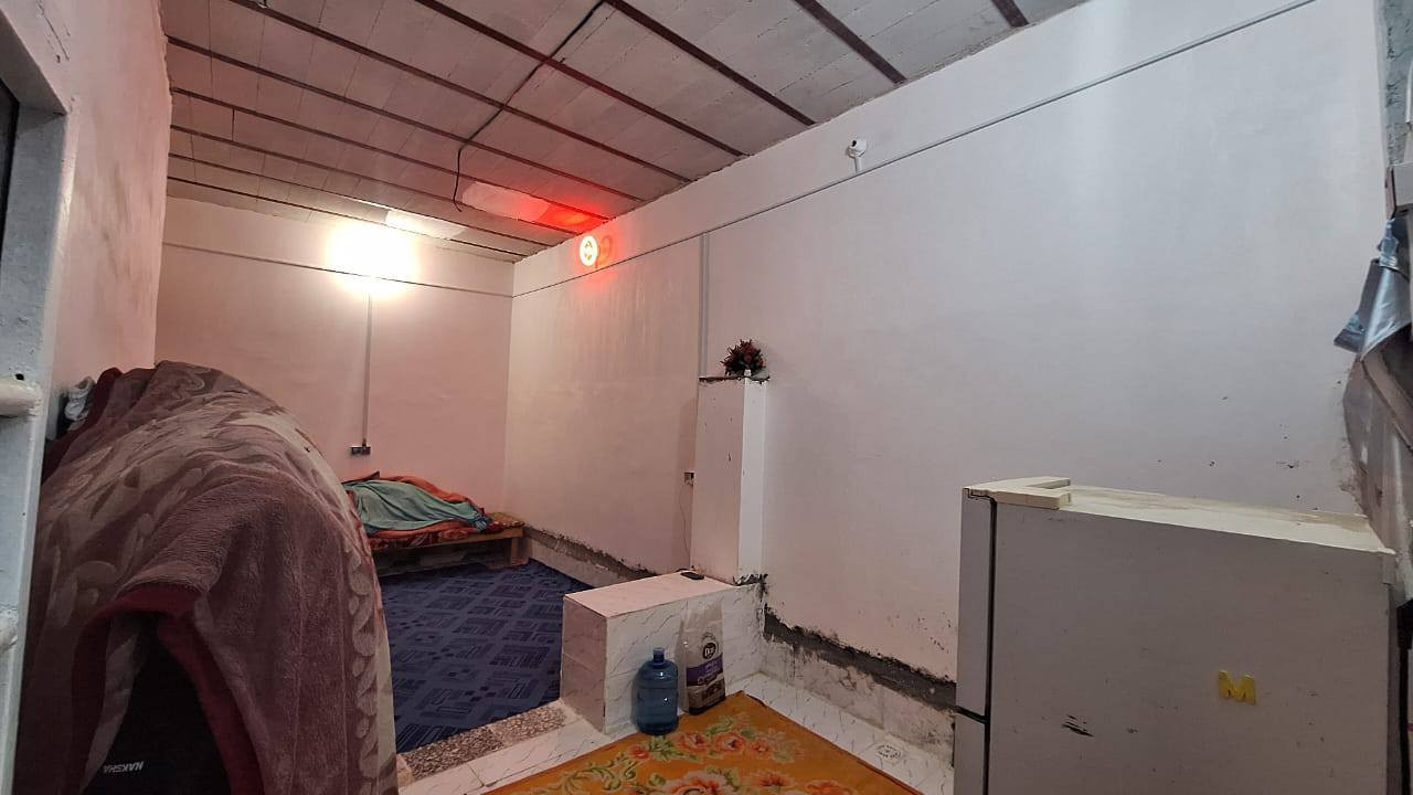 بيت للبيع  الموقع البراكيه قريب من دائره مكافحه المتفجرات شارع السبيس له جهتان جهه معمل السمنت وجههه شارع ابو صخيرر
مساحه 200 متر 

يوجد به كراج للسياره 
 استقبال صغير مشتملين 
مشتمل سقف كونكريت والثاني عگاده
السعر 35 وبي مجال للشراي 
للاستفسار 

*********** واتس 
***********
