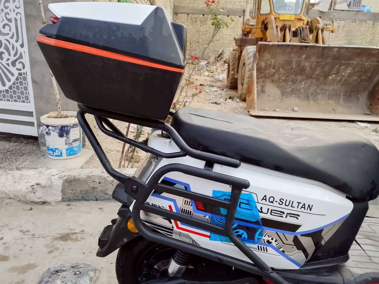 سلام عليكم دراجه شحن  للبيع دراجه الساعقه مدرع درع خلفي او درع امام كامل + صندوق اصلي وكاله
كير 3سرع 
72V
ملف 2000W
6بطاريات 
نضام R(البك) 
نضام P (البارك) 
كارت تشغيل +سويج
تخم تاير جديد تايوان اصلي 
شاحن اصلي شركه 
موديل 2025
تمشيك 40_45 KM
سرعه 70_75KM
السعر 750
المكان بغداد الامين
***********
