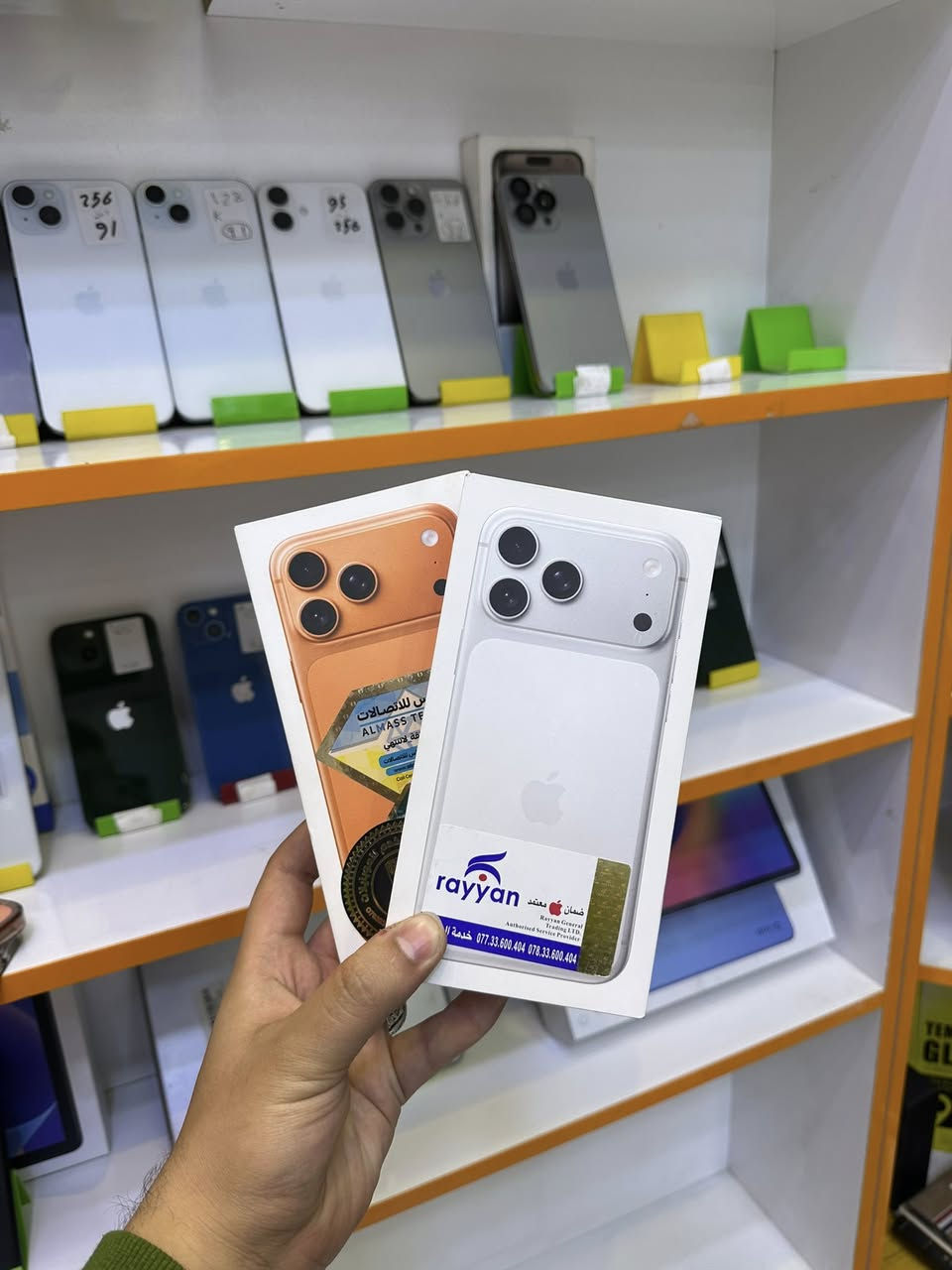 17 برو ماكس
شريحه الكترونه بطاريه 100 
ذاكره 256 
لون سلفر 
مشحون 31 دوره 

17 برو ماكس دبل شريحه برتقالي
بطاريه 100
مشحون 52 شحنه 
دبل شريحه 

العنوان : شارع الشعبيه / عالم المستخدم 

للتواصل ***********
